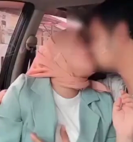 Hijab main di mobil sampe crot